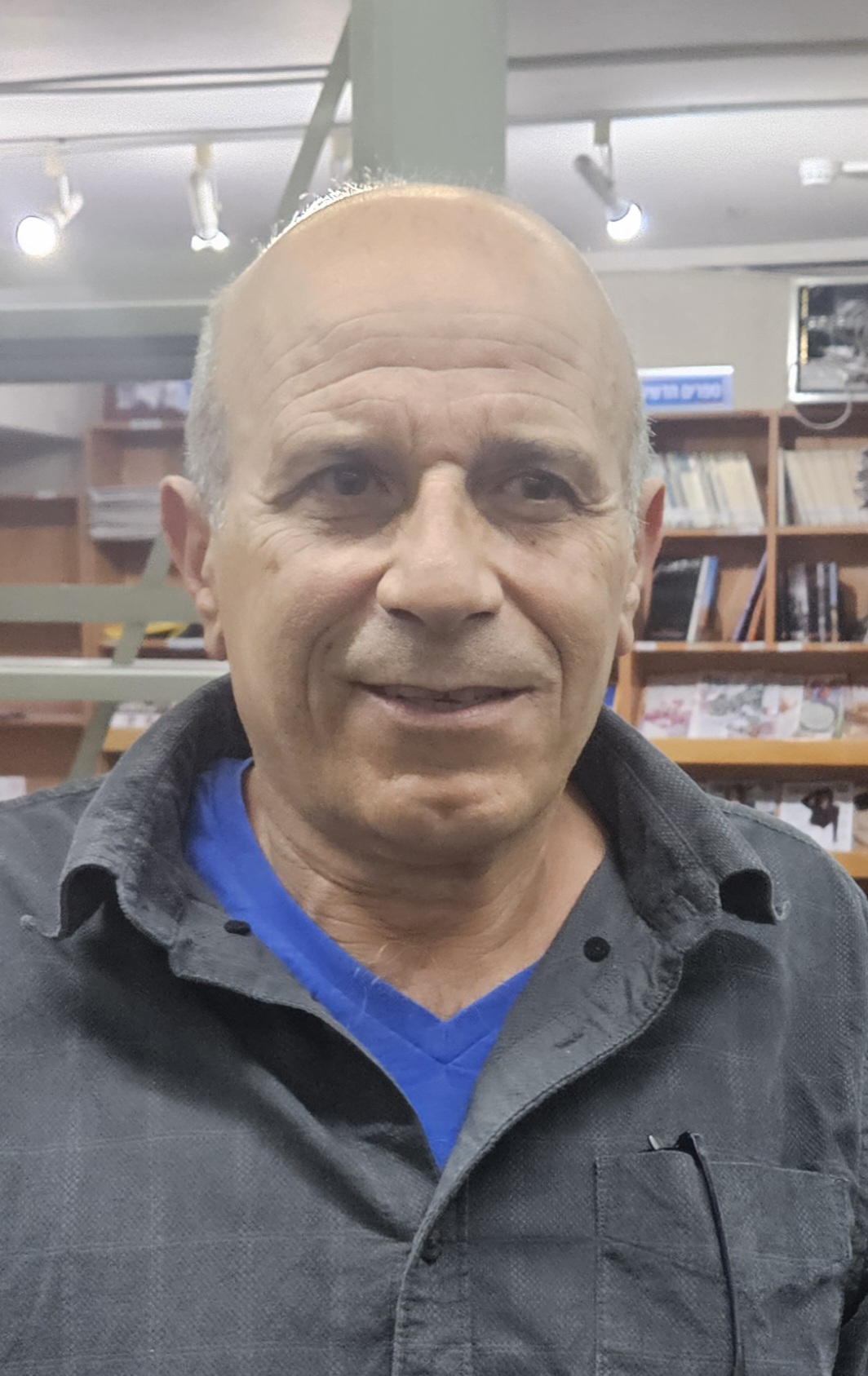 שמעון שלוש
