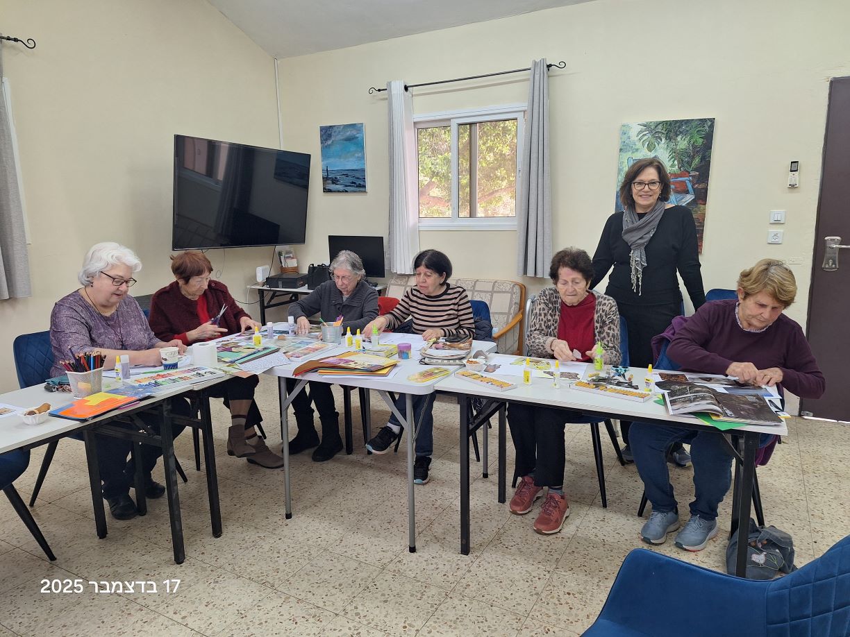 משתתפות בחוג תרפיה באמנות עם סידני (עומדת). צילום עדינה בר-אל