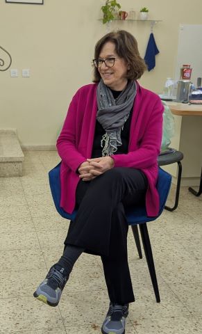 סינדי בחוג תרפיה -באמנות בניר ישראל. צילום ניקול רוזנברג