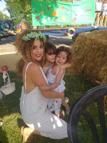 ענבל ובנותיה בחג השבועות במושב תלמי יחיאל