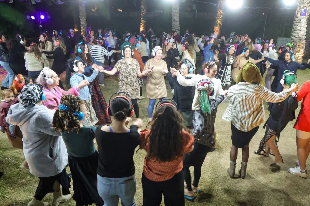 נשות מילואימניקים בריקוד המוני. צילום אריק רובין