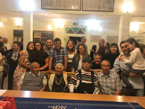 משפחת יבין המורחבת בבית הכנסת המשוקם בכפר יחזקאל. אלבום פרטי