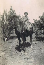 הילדה בת עמי, שלמדה שיר מפי חנה רובינא. תרצח. אלבום פרטי