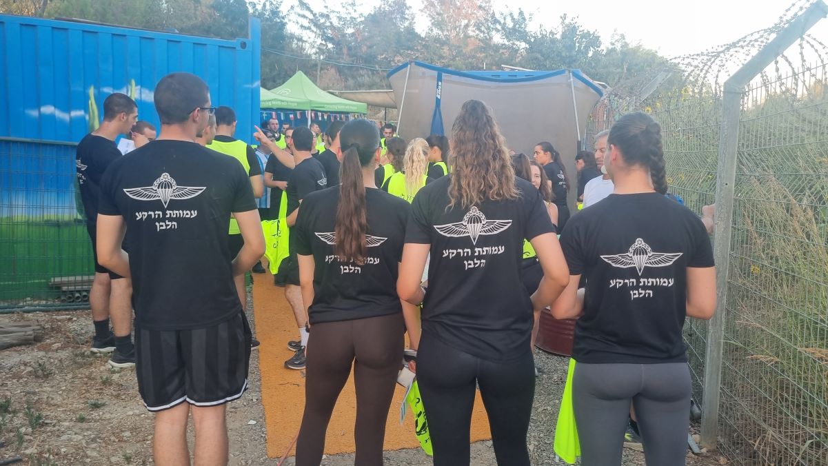 חיילים וחיילות מהבסיס בו שרת דן במרוץ הלילה. צילום לאה פארן