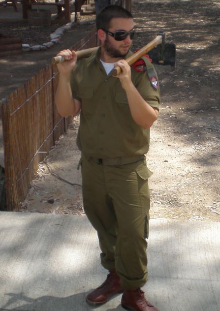 דן החייל הגאה עם טוריות על כתפיו. אלבום פרטי